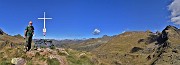 27 Alla croce di vetta di Cima Mezzeno (2230 m) a dx Becco-Farno-Corte